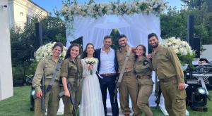 החתונה בחצר ביתו של ליאור נרקיס צילום: עופר מנחם תקשורת ויחצ ברנז'ה