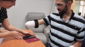 הפצוע מכרם שלום חזר להשתמש בטלפון צילום: צילום מסך, שיבא תל השומר חדשות