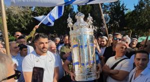משה פרץ בהכנסת ספר תורה לזכר אלחנן קלמנזון צילום: Marabu.pr חדשות