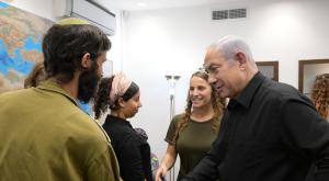 נתניהו עם משפחת מרק צילום: עמוס בן גרשום / לע"מ ברנז'ה