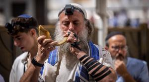 תפילה צילום: Yonatan Sindel,Flash90 הלכה