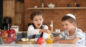 ילדים בשולחן החג, אילוסטרציה | צילום: Pixel-Shot,Shutterstock הורים וילדים