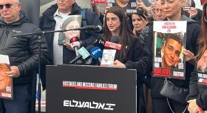 מטה המשפחות בהצהרה לפני ההמראה צילום: מטה המשפחות חדשות