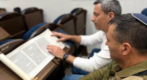 יניב עשור בקריאת מגילה | צילום: ללא חדשות