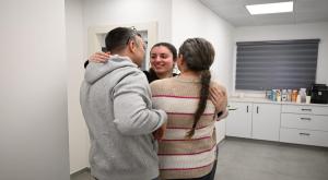 קרינה ארייב עם הוריה |  צילום: דובר צה"ל ברנז'ה