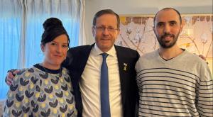 טל שוהם ואשתו עדי יחד עם הנשיא יצחק הרצוג צילום: דוברות בית הנשיא חדשות