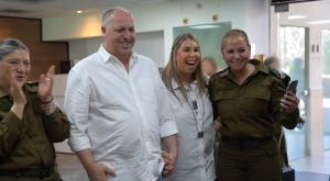 הוריה של אגם ברגר צופים בחזרתה צילום: דובר צה"ל מבזקים