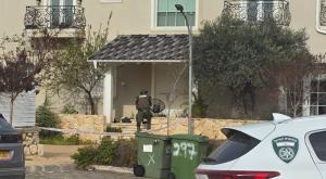 חבלן בכניסת ביתו של ראש המועצה צילום: המועצה האזורית מרום הגליל חדשות