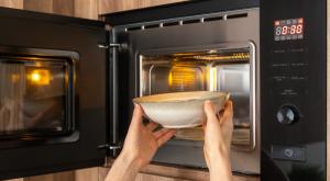 חימום אוכל במיקרוגל צילום: brizmaker,Shutterstock אוכל