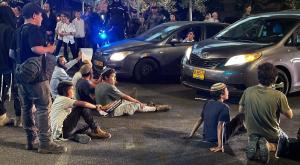 ההפגנה בכניסה לירושלים צילום: משטרת ישראל  מבזקים