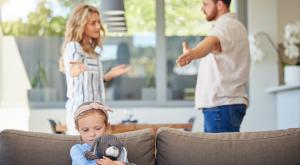 הורים רבים ליד ילדים צילום: PeopleImages.com - Yuri A,Shutterstock הורים וילדים