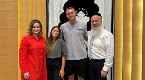 הזוג עם הרב והרבנית, צילום: איציק אוחנה "כיכר השבת" ו"הרבנית של האינסטגרם" ברנז'ה