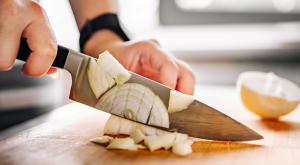 חיתוך בצל בקלות צילום: siamionau pavel,Shutterstock אוכל
