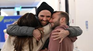 טל שהם מתאחד עם משפחתו צילום: חיים צח/לע"מ חדשות
