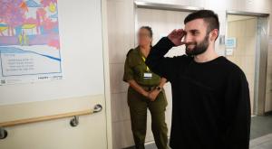מתן אנגרסט מצדיע לרמטכ"ל זמיר צילום: מטה משפחות החטופים מבזקים