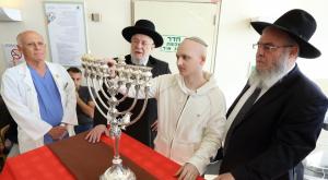 הרב לאו בהדלקת נרות צילום: יחצ ברנז'ה