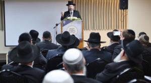 הרב לואו נואם בכנס רבני הערים צילום: יעקב כהן. דוברות הרבנות הראשית חדשות