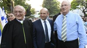 מנהל המכללה בנימין בהגון עם נפתלי בנט צילום: דוברות מכללת תלפיות הורים וילדים