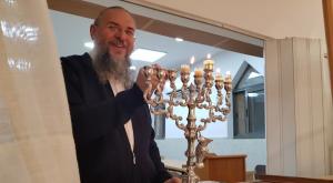 שלמה נאמן מדליק נר חמישי ברנז'ה