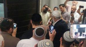 הרב מוטי אלון קובע מזוזה בבית מדרשו החדש צילום: באדיבות המצלם חדשות