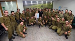 בני הזוג נתניהו והחיילים צילום: חיים צח, לע"מ חדשות