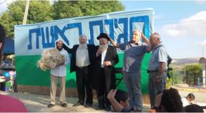 הרב אליהו והרב שחור מברכים את הקהל צילום: מזכירות מעלה לבונה חדשות