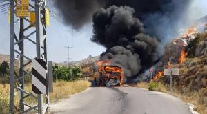 אוטובוס ממוגן נשרף בדרך לבית אל צילום: דוברות ח"כ יוגב חדשות