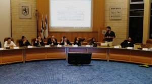ההצבעה בוועדת הכספים של העירייה. חגית משה במרכז עם האצבע מונפת צילום: ללא קרדיט חדשות