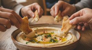חווית חומוס אותנטית צילום: צילום להמחשה (בינה מלאכותית) תוספות ואורז