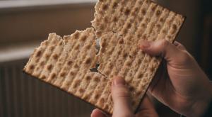 חתיכת מצה שבורה צילום: צילום להמחשה (בינה מלאכותית) מנות ראשונות