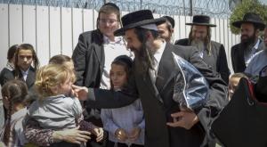 חוזר הביתה. יואליש קרויס וילדיו צילום: פלאש 90. יוסי זליגר חדשות
