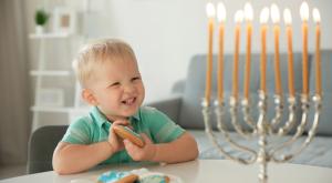 חנוכה והילדים שלנו  צילום: shutterstock הורים וילדים