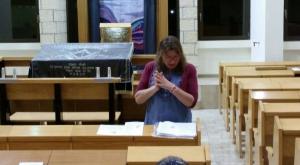 תחרות כתיבה לנשים. למצולמת אין קשר לכתבה צילום: מדף הפייסבוק אור דולק בבית הכנסת חדשות