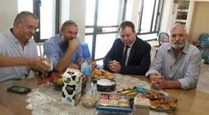 הורוביץ בפגישה עם נאמן, זמביש ותושב השכונה צילום: דוברות חדשות