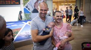 אוחנה ובן זוגו והילדים שאימצו בחו"ל צילום: פלאש 90 חדשות