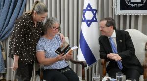 הנשיא ורעייתו מיכל עם שורדת השבי אביבה סיגל צילום: מעיין טואף/לע"מ חדשות