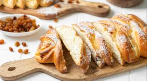 עוגת שמרים עם גבינה צילום: Zavialova,Shutterstock חלות לחמים ומאפים