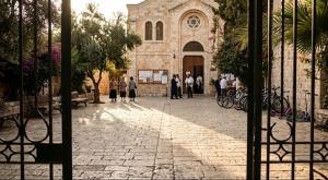 חצר בית כנסת. אילוסטרציה צילום: gemini הורים וילדים