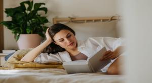 קוראת ספר, אילוסטרציה צילום: Shutterstock חדשות