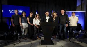 בנט ואנשי "ביחד" צילום: Tsafrir Abayov,Copyright (c) Flash 90 2026 חדשות
