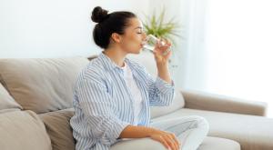 שותה מים צילום: Onyshchuk,Shutterstock לייף סטייל