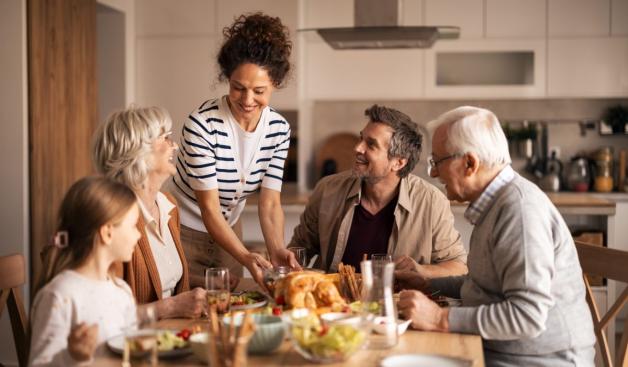 ארוחה משפחתית צילום: Zelen,Shutterstock יחסים