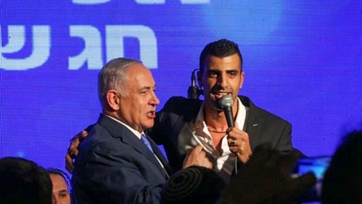 צפו: נתניהו מסתבך עם מילות השיר "מי שמאמין לא מפחד"