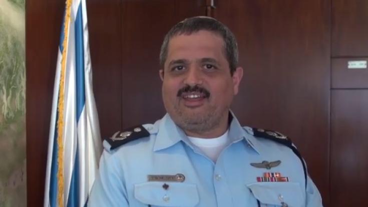 צפו: מפכ"ל המשטרה מברך את דובר המשרד לבטחון פנים עם עצה אסטרטגית חשובה