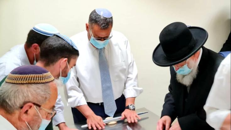 הכי ספונטני: ראש העיר ירושלים באפיית מצות