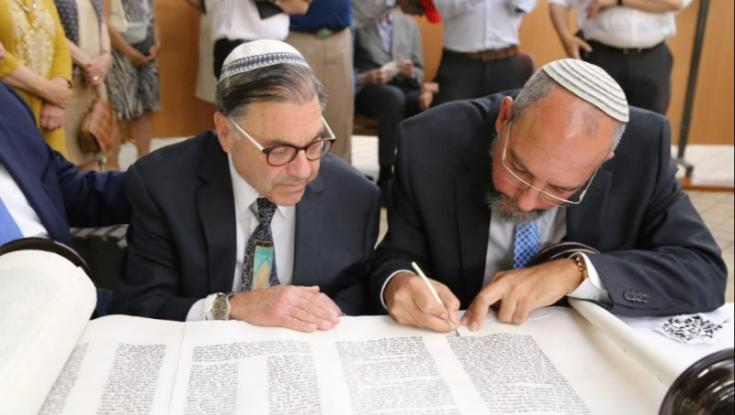לכבוד יום הולדתו ה 81 וחג השבועות: הכנסת ספר תורה לכבוד הרב ריסקין