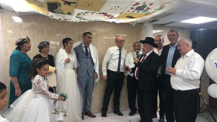 שיר ויקיר התחתנו הערב בנתיבות, השר פרץ הגיע לחגוג איתם