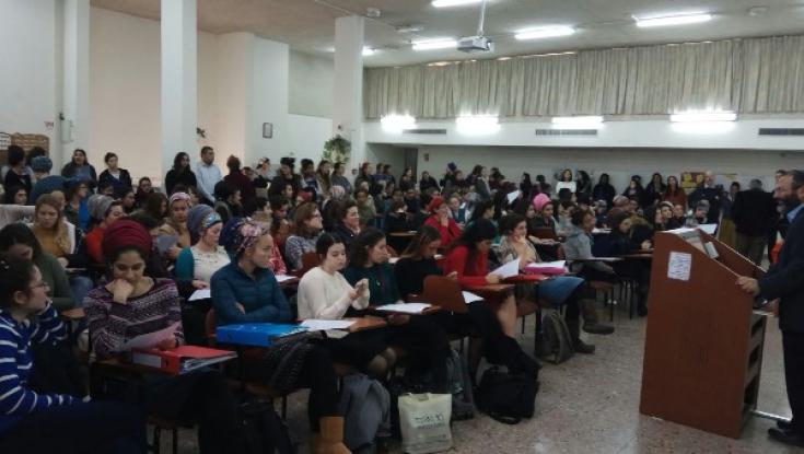 עצרו את לימודיהן כדי להתפלל לגשם