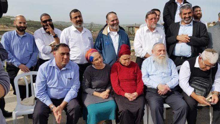 צפו: הרב דרוקמן מברך "מציב גבול אלמנה" בחוות גלעד