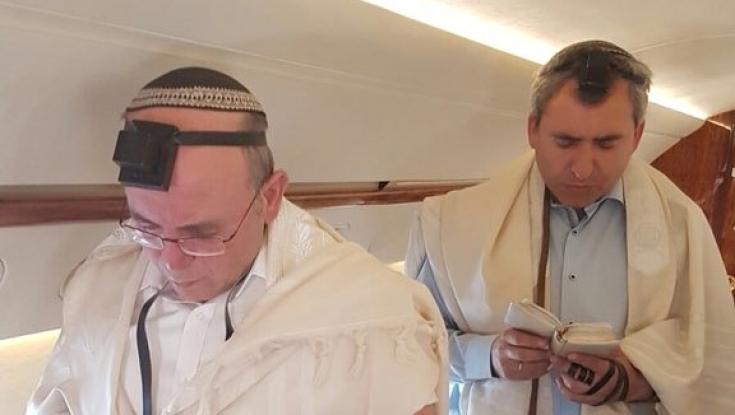 בדרכו למפגש עם פוטין: שחרית במטוסו של רה"מ 